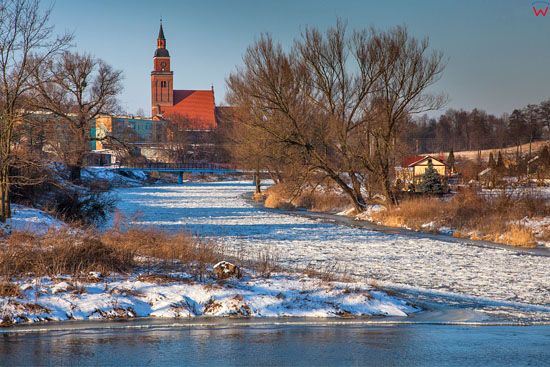 Sepopol, panorama na kosciol parafialny przez rzeke Lyna. EU, Pl, Warm-Maz.